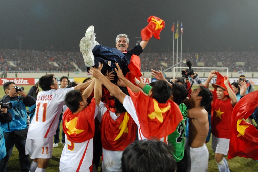hlv-calisto-dt-viet-nam-dap-dang-nha-vo-dich-aff-cup-2008-hinh-anh-2-1692545559048163847943-1693292840.jpeg