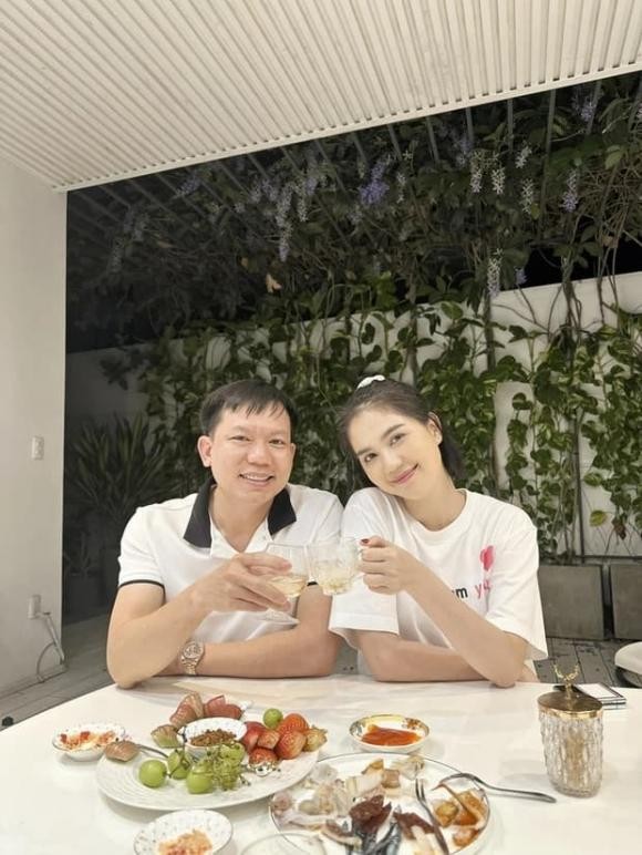 ngoc-trinh-xuat-hien-o-phong-kham-cua-bac-si-cao-huu-thinh-ngay-sinh-con-khong-xa-4-ngoisaovn-w620-h826-1693585041.jpeg