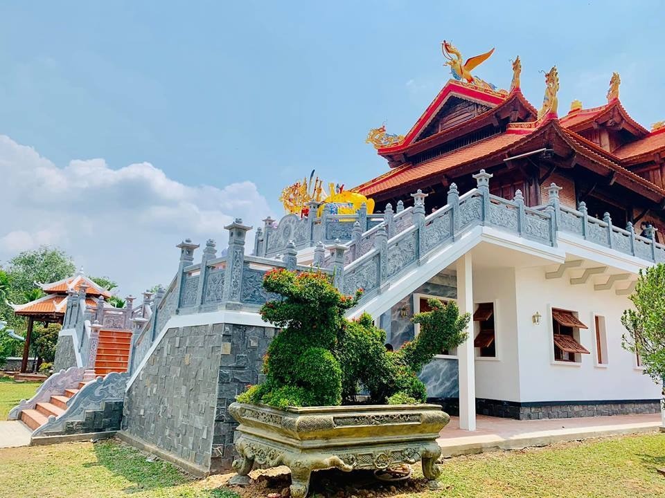 he-lo-ngoi-den-moi-trong-nha-tho-1695787985.jpg