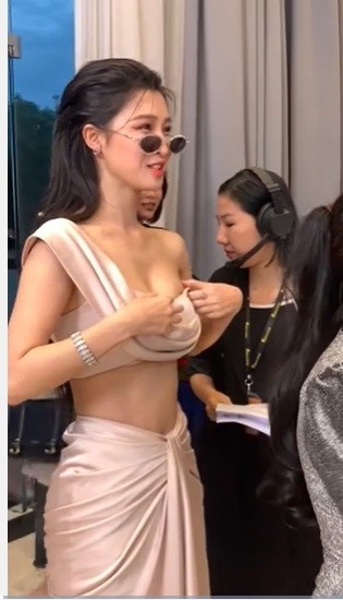 a-hau-phuong-nhi-gap-su-co-trang-phuc-1-1695884941.jpg