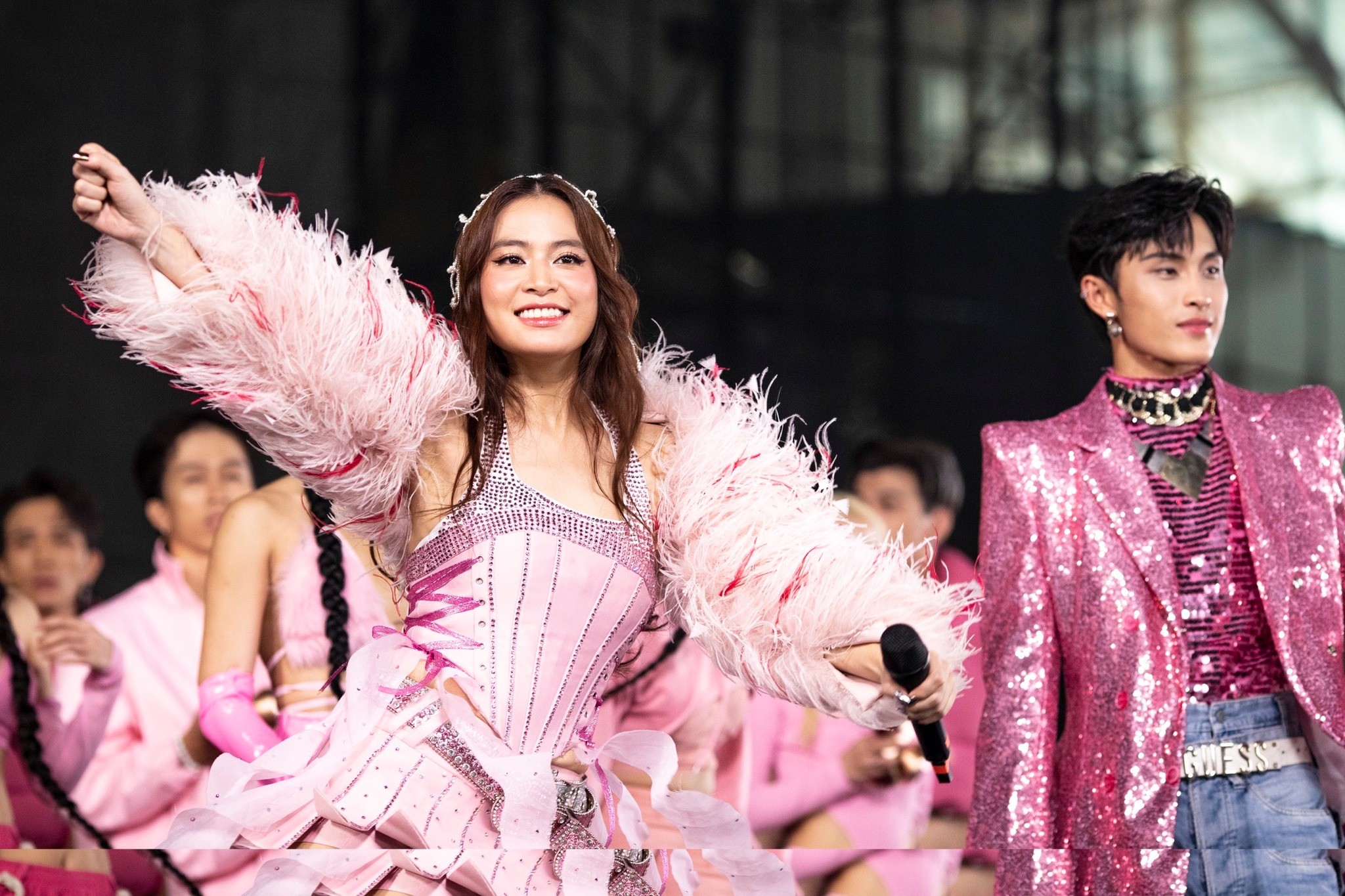 hoang-thuy-linh-2-1696230897.jpg
