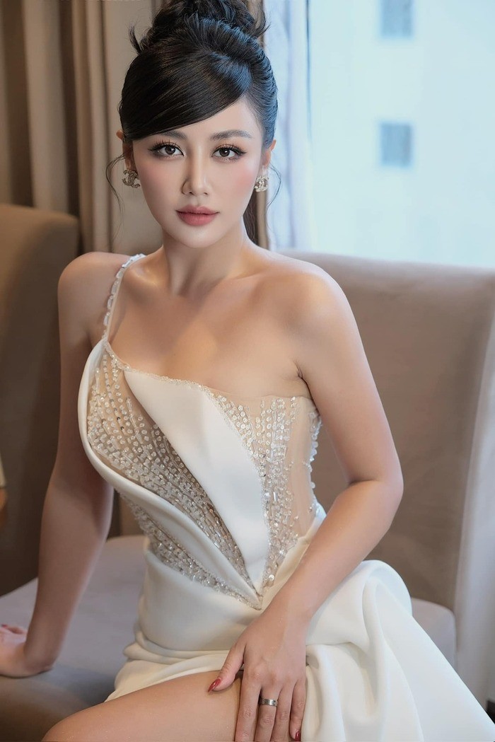 nhan-sac-van-mai-huong-qua-camera-thuong-4-1696239563.jpg