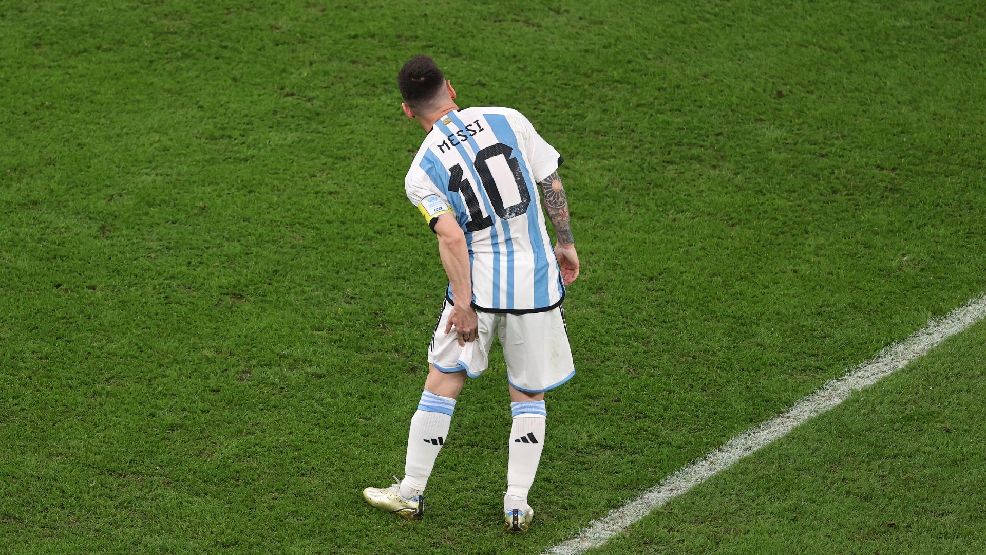 lionel-messi-argentina-vs-croatia-injury-121322-1697075352.jpg