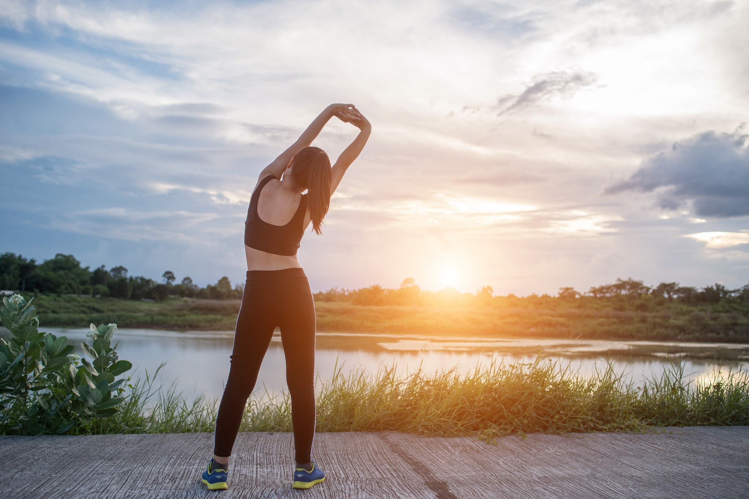 healthy-young-woman-warming-up-4486-3205-1669350051-1698482557.jpg
