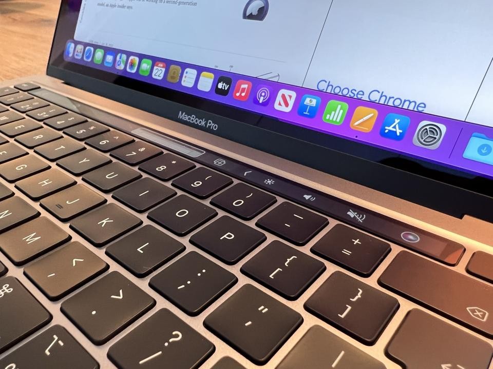 macbook-pro-touch-bar-1-1698728556.jpg