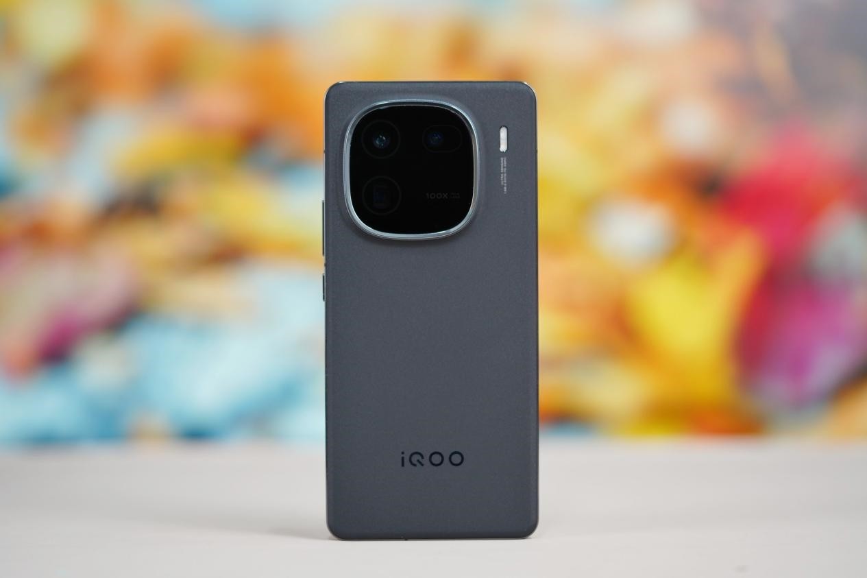 iqoo-12-ub-10-1700040667.jpg