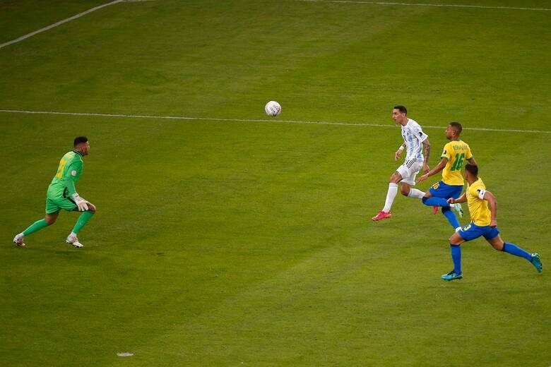 una-imagen-inmortal-el-gol-para-ganarle-a-brasil-ibaqf7xkefhoviwi2vh7ds7h4e-1700109222.jpg