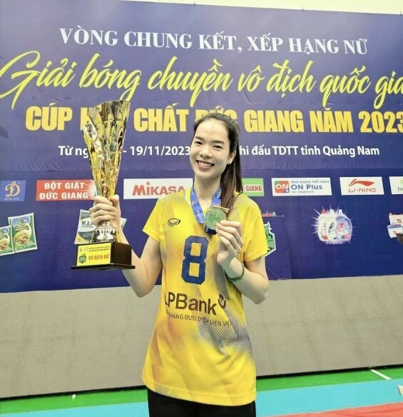 phu-cong-le-thanh-thuy-ben-cup-vo-dich-1700463439.jpg