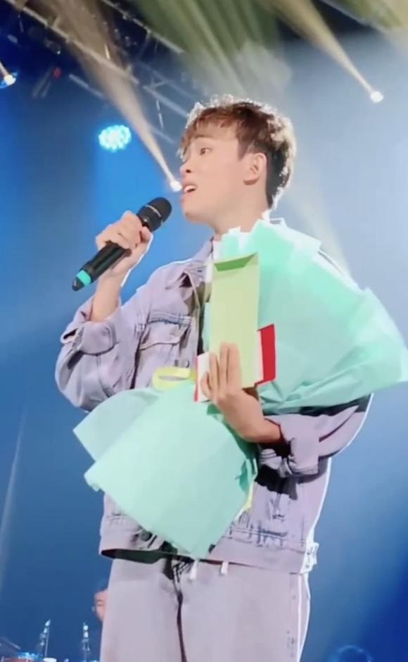 ho-van-cuong-hat-live-1-1700649040.jpg