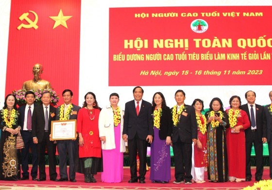 doanh-nhan-nguyen-nam-phuong-duoc-vinh-danh-nguoi-cao-tuoi-tieu-bieu-lam-kinh-te-gioi-1987-1700725081.jpg