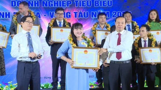 h2-nu-doanh-nhan-nguyen-nam-phuong-co-nhieu-dong-gop-trong-hoat-dong-thien-nguyen-tai-tinh-ba-ria-vung-tau-669-1700725344.jpg