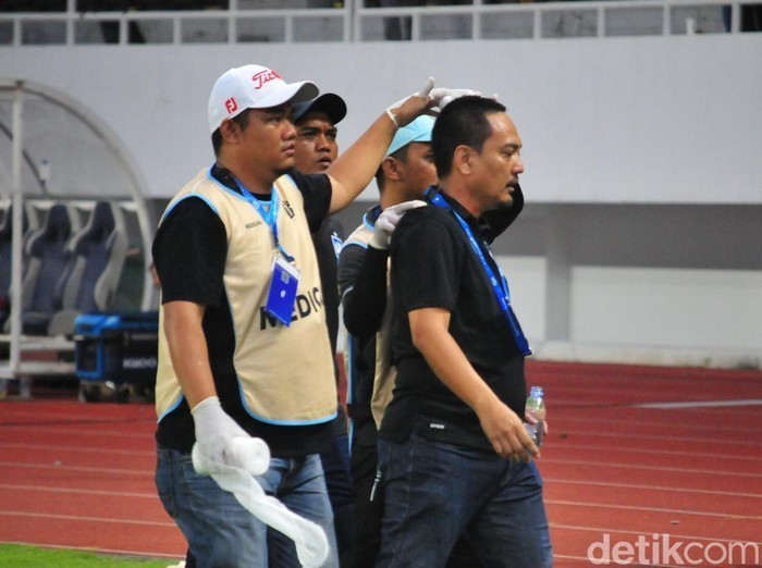 ceo-psis-yoyok-sukawi-juga-turun-ke-lapangan-di-menit-akhir-laga-psis-vs-pss-di-stadion-jatidiri-semarang-minggu-3122023-sore-43-5114-1701675068-143345-1702011067.jpeg