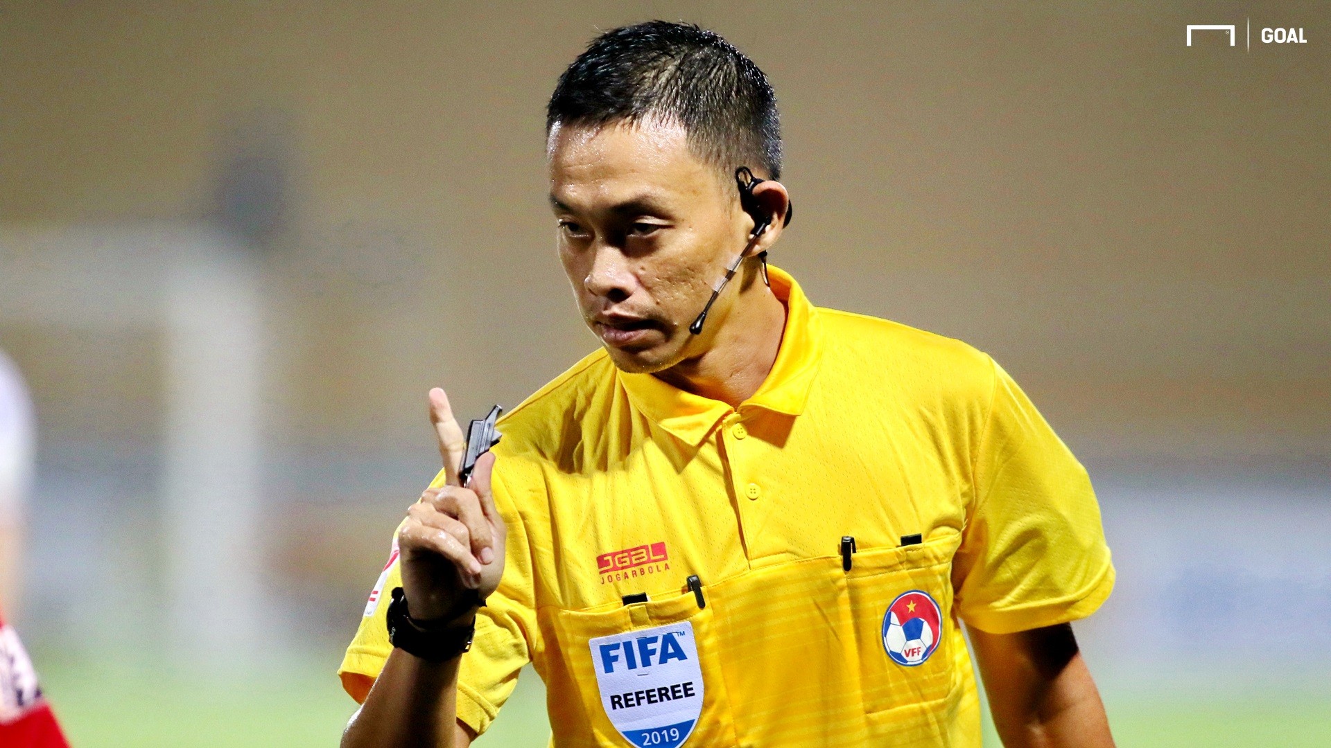 trong-tai-ngo-duy-lan-bat-tran-cau-dinh-nam-dinh-gia-lai-hinh-anh-1702337197.jpg