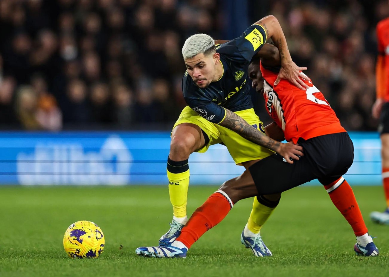 truc-tiep-luton-town-1-0-newcastle-chu-nha-vuot-len-378248-1703361121.jpg