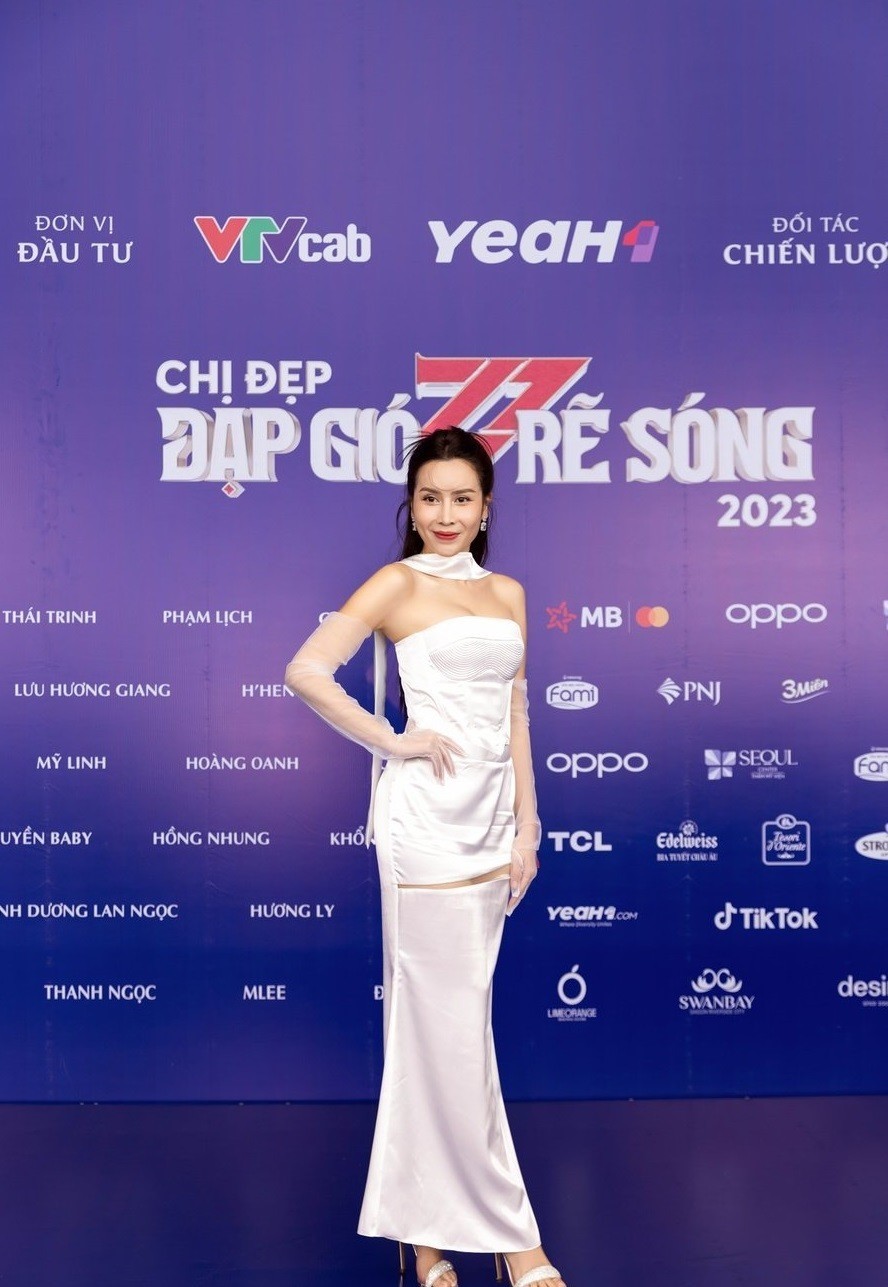 ca-si-luu-huong-giang-2023102010-1703757401.jpg