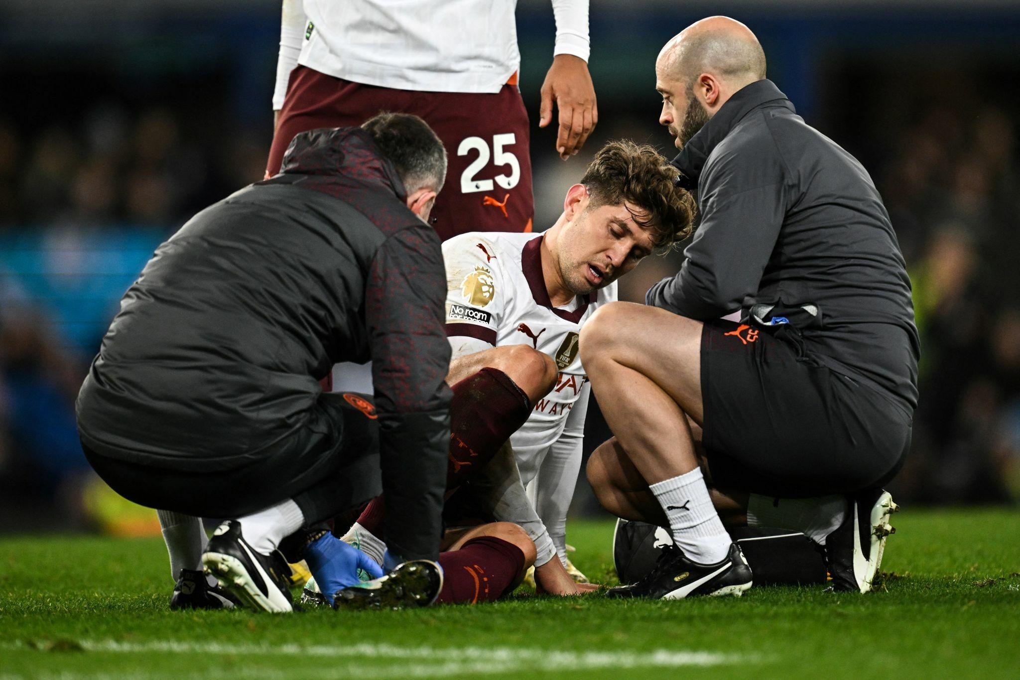 john-stones-chan-thuong-1703718255.jpg