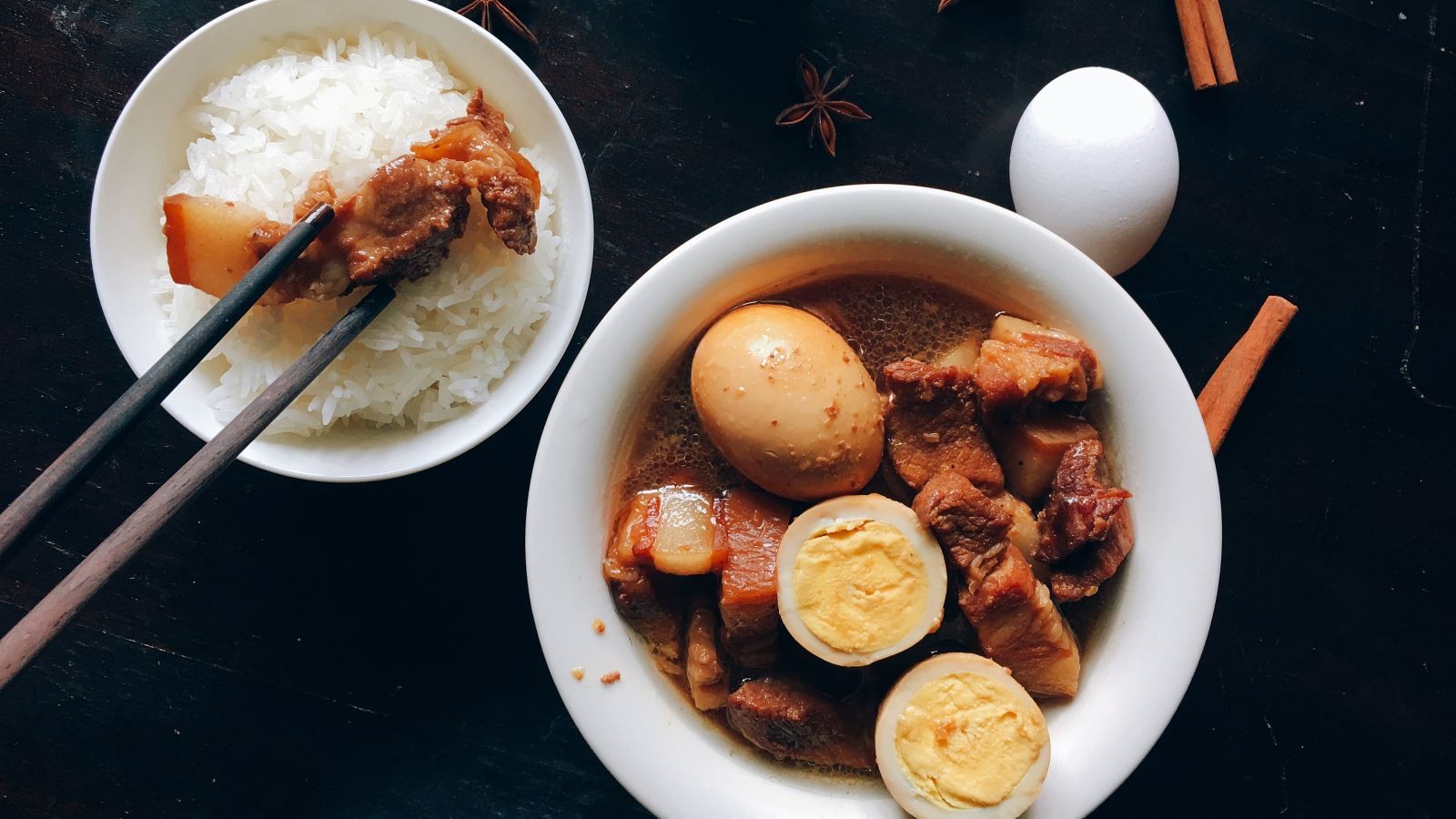 bi-quyet-de-co-mot-noi-thit-kho-tau-ngon-dung-dieu-trong-nam-moi-tet-den-cho-cac-chi-em-noi-tro-5-1704085500.jpg