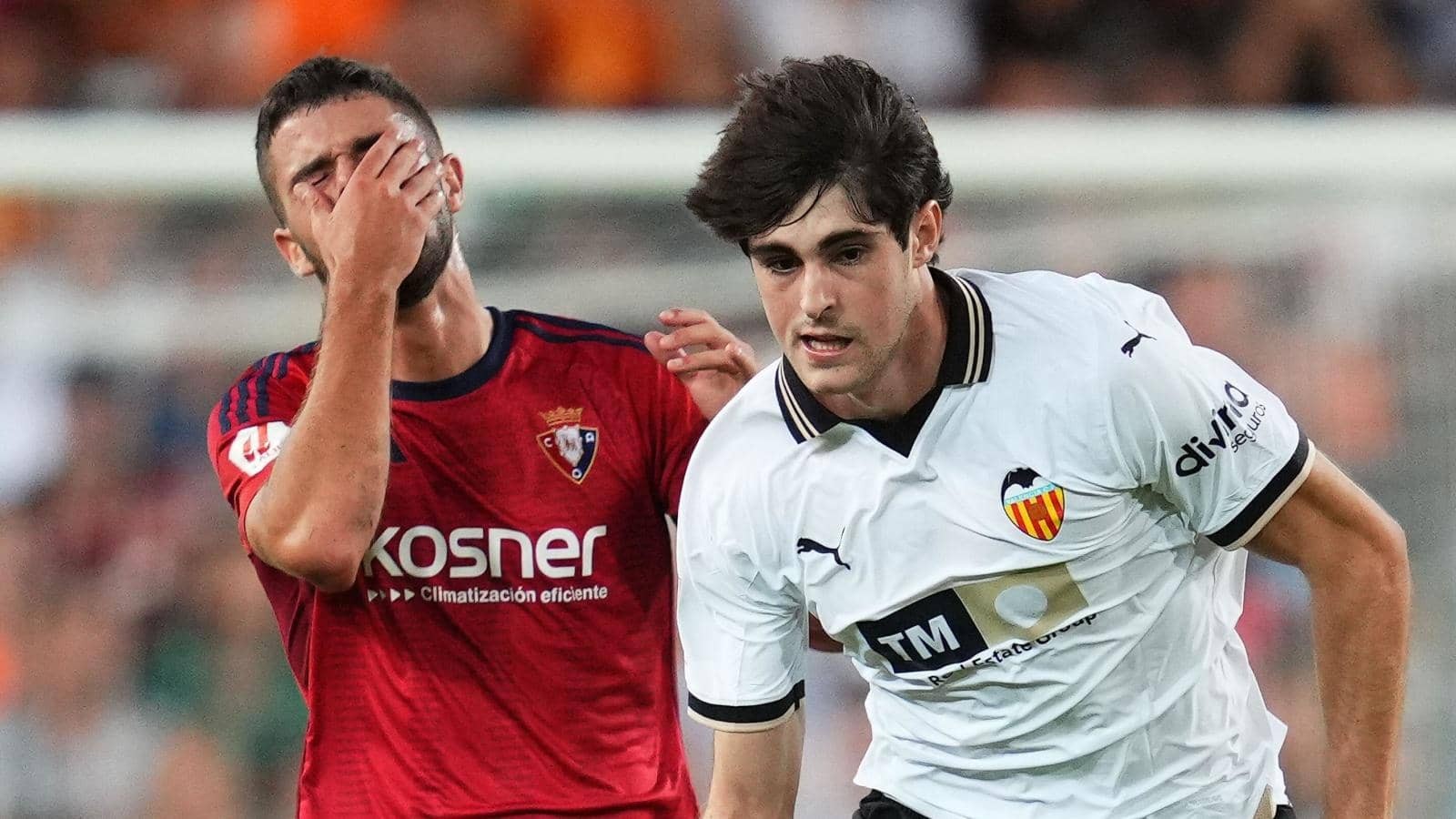 osasuna-midfielder-iker-munoz-and-valencia-starlet-javi-guerra-1704419819.jpg