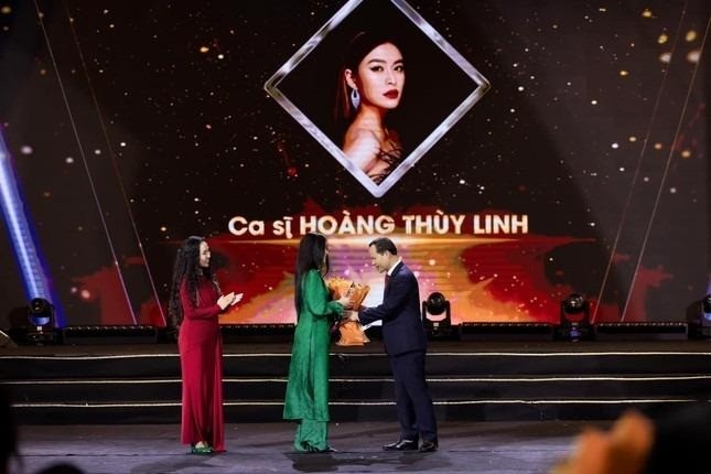 hoang-thuy-linh-1-2-1705398844.jpg