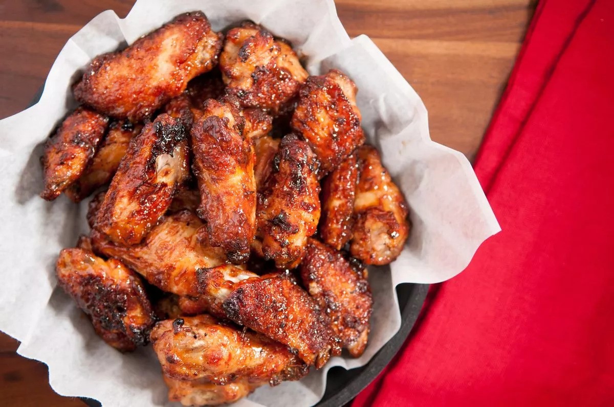 1-hot-chicken-wings-in-a-basket-1707274965.jpg