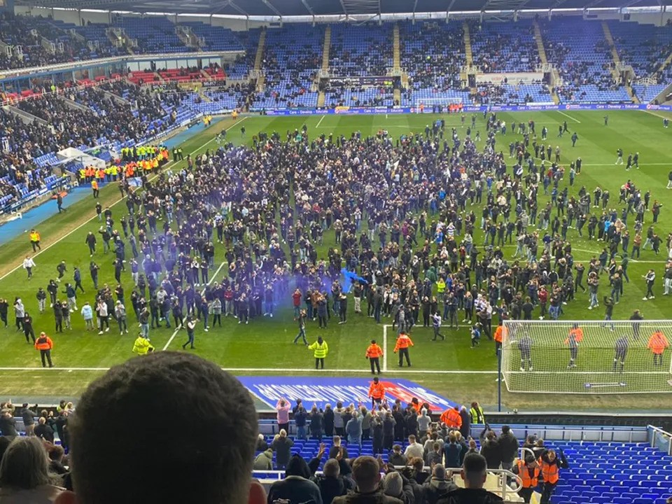 000-home-fans-invaded-pitch-871670791-1709039802.jpg