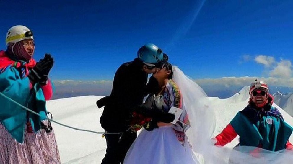 Video: Đám cưới độc đáo được tổ chứng trên đỉnh núi cao 6.400m