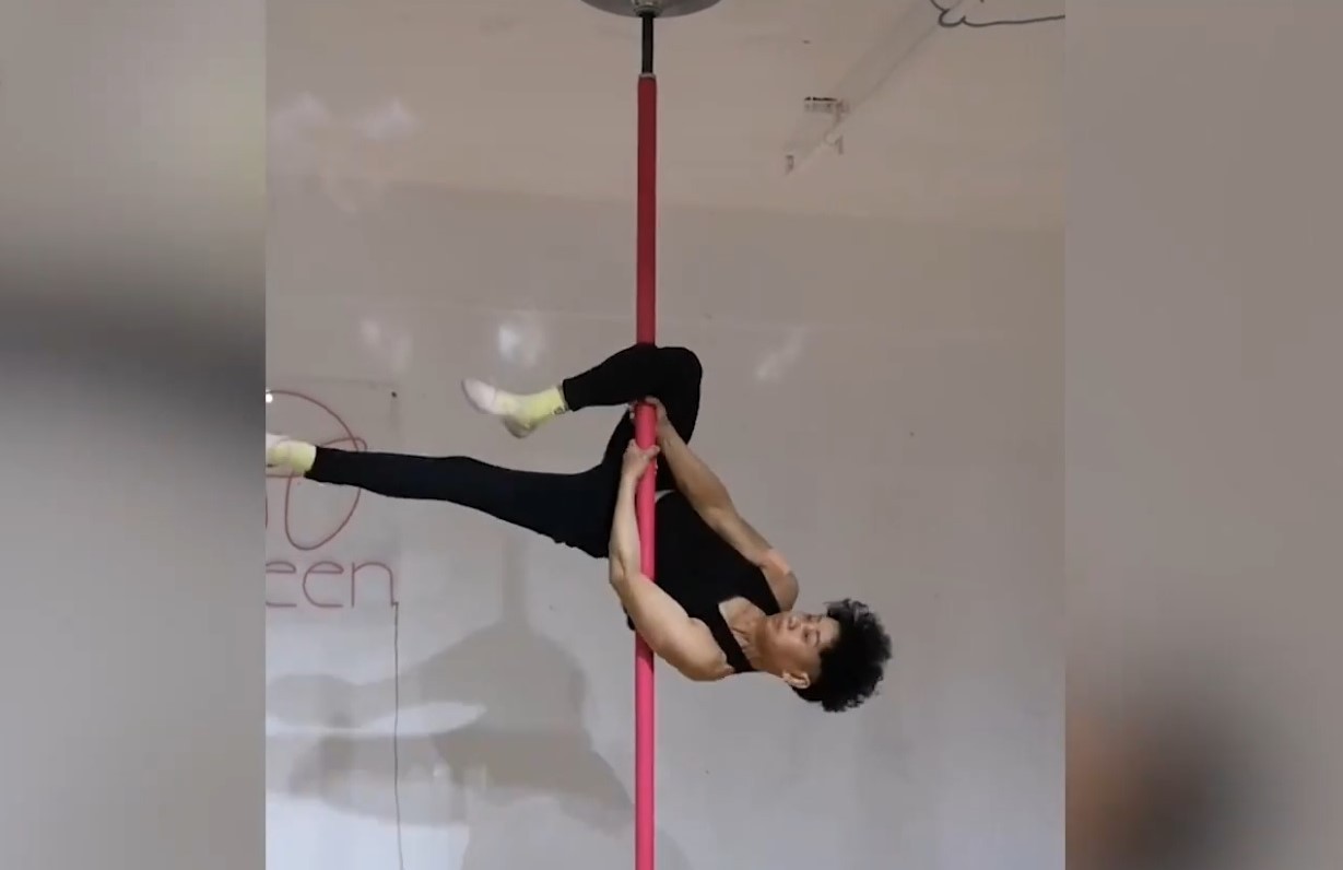Độc đáo: Người đàn ông 72 tuổi múa cột điêu luyện