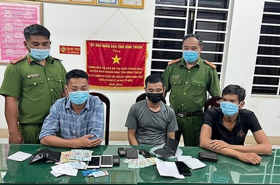 binh-thuan-bat-nhom-cho-vay-nang-lai-tu-phat-to-roi-quang-cao-1648568279.jpeg