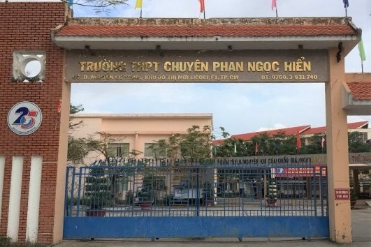 ca-mau-chi-dao-vu-hieu-pho-bat-hoc-sinh-an-thuc-an-quang-vao-thung-rac-1650526122.jpg