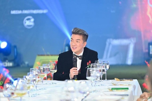 dam-vinh-hung-moi-diva-hong-nhung-hat-chung-1660206412.jpg