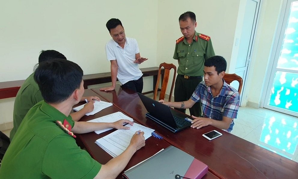 nam-thanh-nien-tan-cong-hang-loat-website-roi-len-mang-khoe-thanh-tich-1665470340.jpg