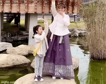 hari-won-cong-khai-nhay-cung-mot-be-gai-con-tu-xung-la-me-con-1665992436.gif