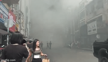 sau-tieng-no-khoi-lua-bao-trum-quan-bar-gan-cho-ben-thanh-1665992056.gif