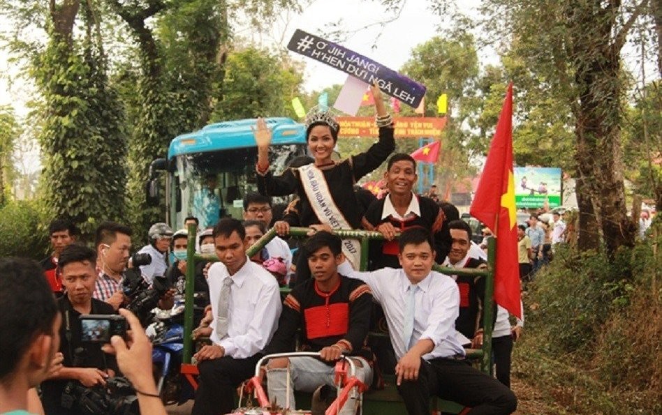 hoa-hau-hhen-nie-duoc-moi-lam-dai-su-truyen-thong-le-hoi-ca-phe-buon-1667813670.jpg