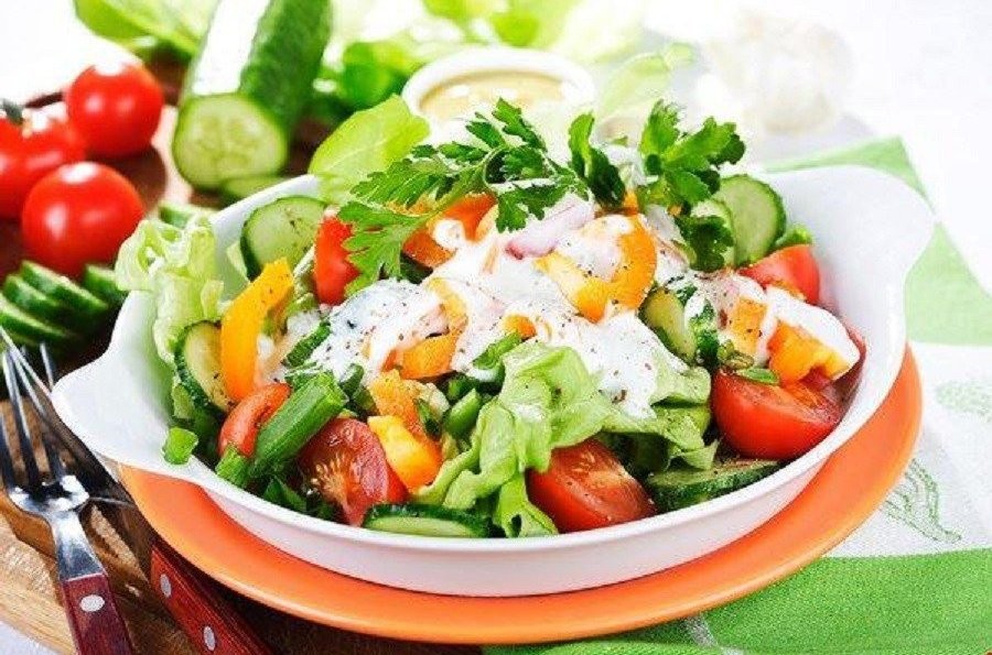 cach-lam-salad-de-an-ngon-mieng-ma-khong-lo-tang-can-1669881941.jpg