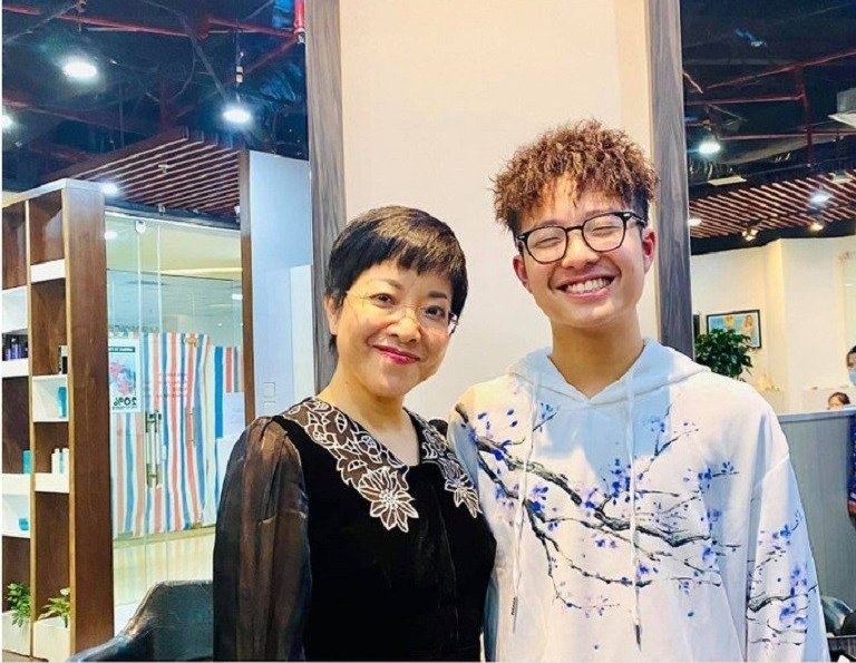 mc-thao-van-khien-nguoi-ham-mo-lo-lang-khi-quen-ca-ten-con-trai-1669884147.jpg