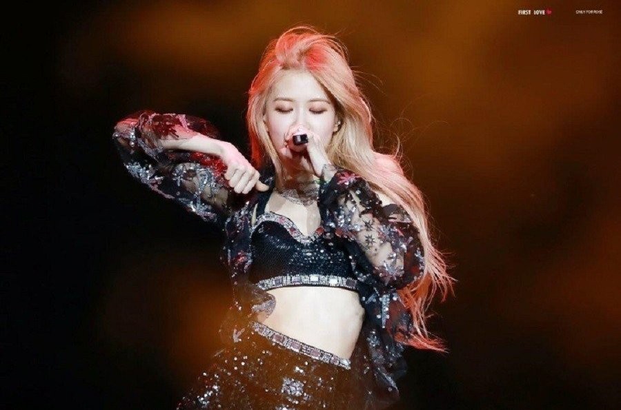 xuat-hien-hinh-anh-nu-ca-si-noi-tieng-nhat-nhi-kpop-an-pho-1670570558.jpg
