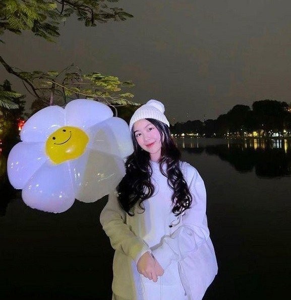 con-gai-mc-quyen-linh-gay-sot-voi-nhan-sac-nang-tho-giua-thu-do-1671006144.jpg
