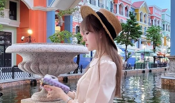 dong-thai-cua-hari-won-sau-tran-thanh-khong-khoe-anh-chup-chung-1672041704.jpg