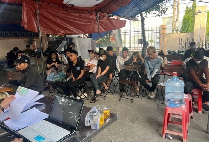 dot-kich-quan-bar-dem-noel-phat-hien-hang-chuc-nguoi-duong-tinh-ma-tuy1-1672040336.jpeg