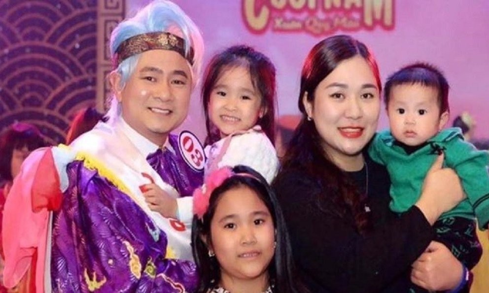 danh-hai-tu-long-di-dom-ke-chuyen-cac-con-an-com-hop-cho-bo-dien-1673420569.jpg