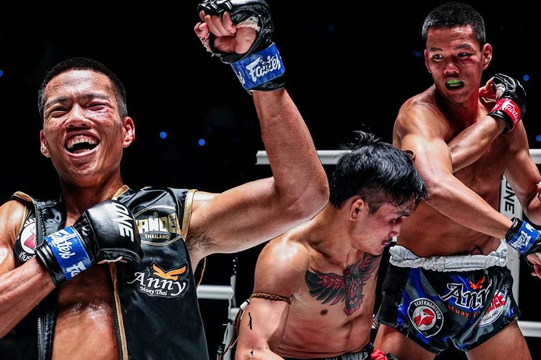 ket-qua-one-friday-fights-23-kongklai-annymuaythai-gianh-chien-thang-dau-tien-tai-one-championship-petlampun-muadablampang-va-patakake-sinbimuaythai-trinh-dien-thu-vo-thuat-dinh-cao-298245-1688175258.jpg