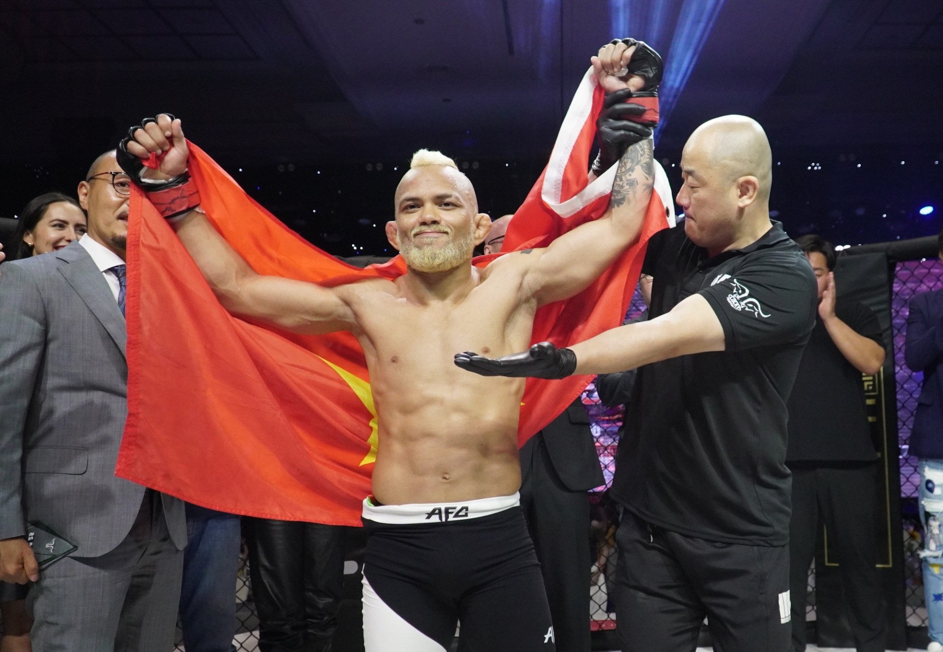 lion-championship-07-robson-oliveira-tro-lai-lan-dau-tien-sau-quyet-dinh-gay-tranh-cai-301312-1688965072.jpg