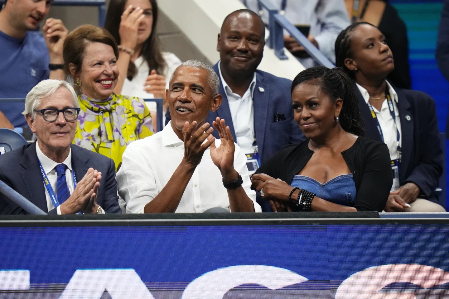 vo-chong-cuu-tong-thong-my-barack-obama-du-khan-tran-mo-man-us-open-2023-cua-tay-vot-truyen-nhan-serena-williams-319896-1693293193.jpg