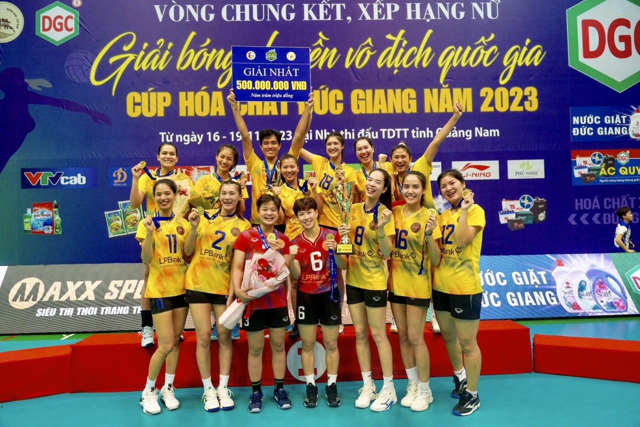nu-ninh-binh-lpbank-lan-dau-tien-vo-dich-giai-vdqg-1700463385.JPG