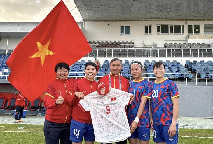 hlv-mai-duc-chung-hanh-phuc-ben-cac-hoc-tro-16988544282081704679367-1698896909.jpg