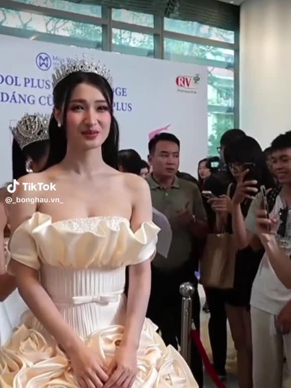 bao-ngoc-ghi-diem-boi-hanh-dong-day-tinh-te-voi-dan-em-tren-tham-do-1685441667.mp4