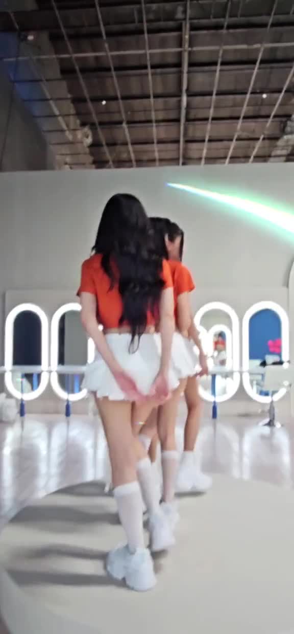 bat-trend-nhay-mua-ninh-duong-lan-ngoc-bi-lan-at-boi-mot-nu-ca-si-1697030722.mp4