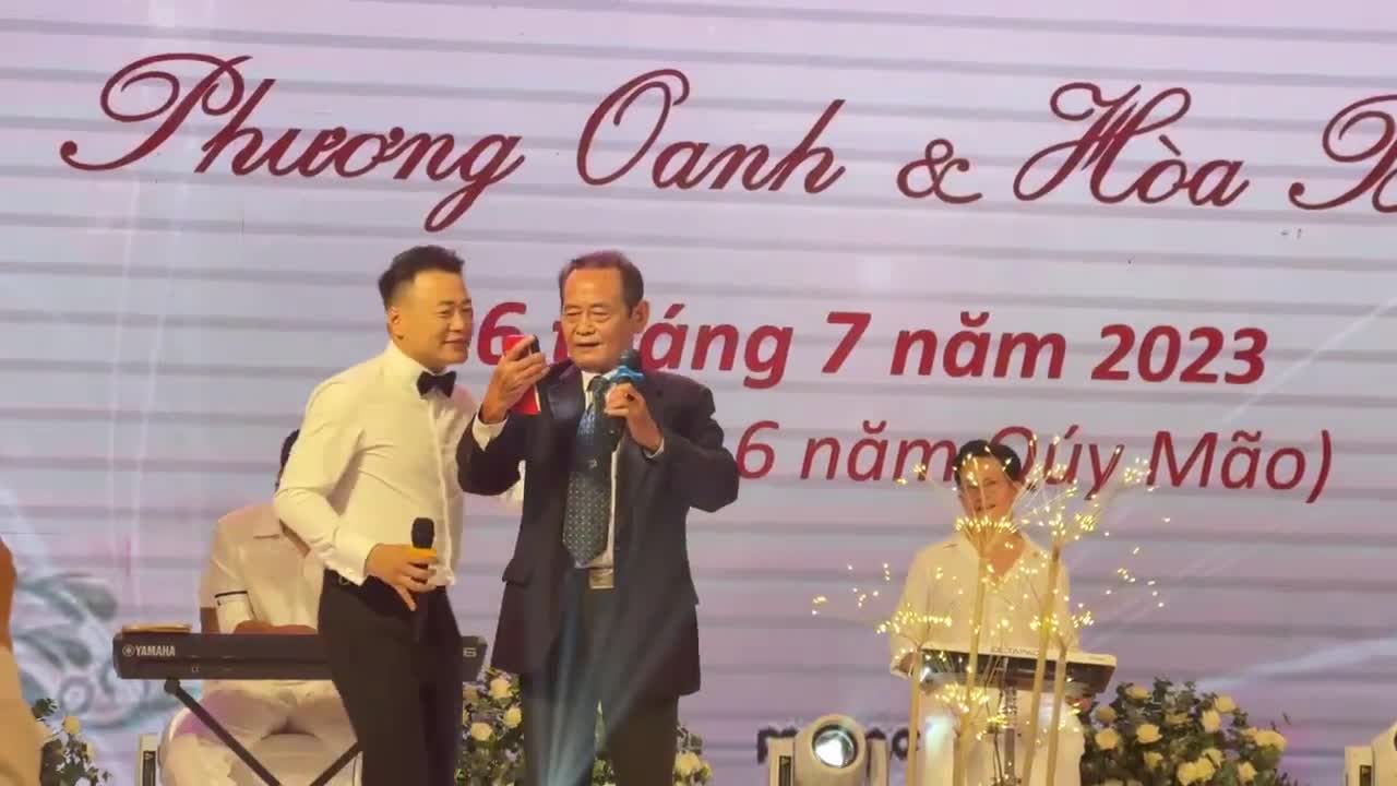 bo-shark-binh-len-san-khau-hat-mung-con-trai-va-phuong-oanh-1690361430.mp4