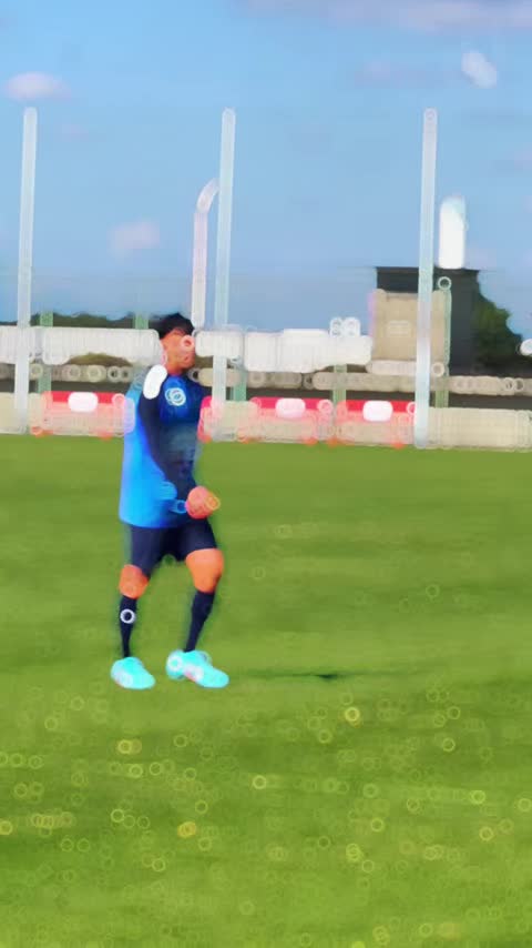 buoi-luyen-sut-cua-cac-cau-thu-yokohamafc-1698635203.mp4